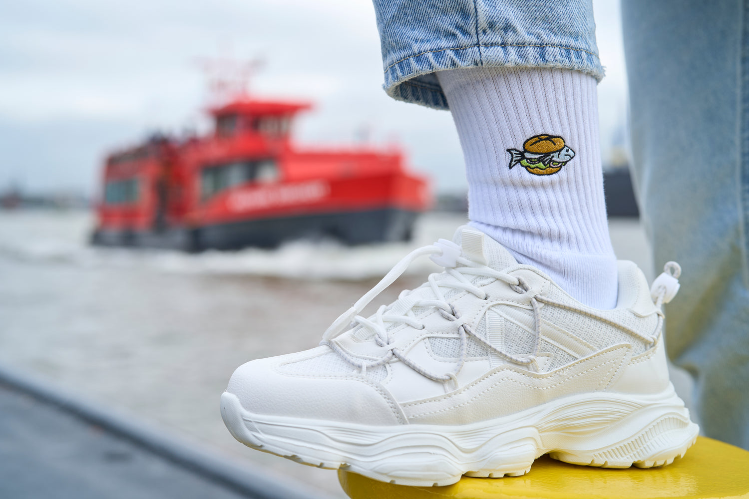 Quittje Socken mit Fischbrötchen-Stickerei – norddeutsches Design, fotografiert am Hamburger Hafen
