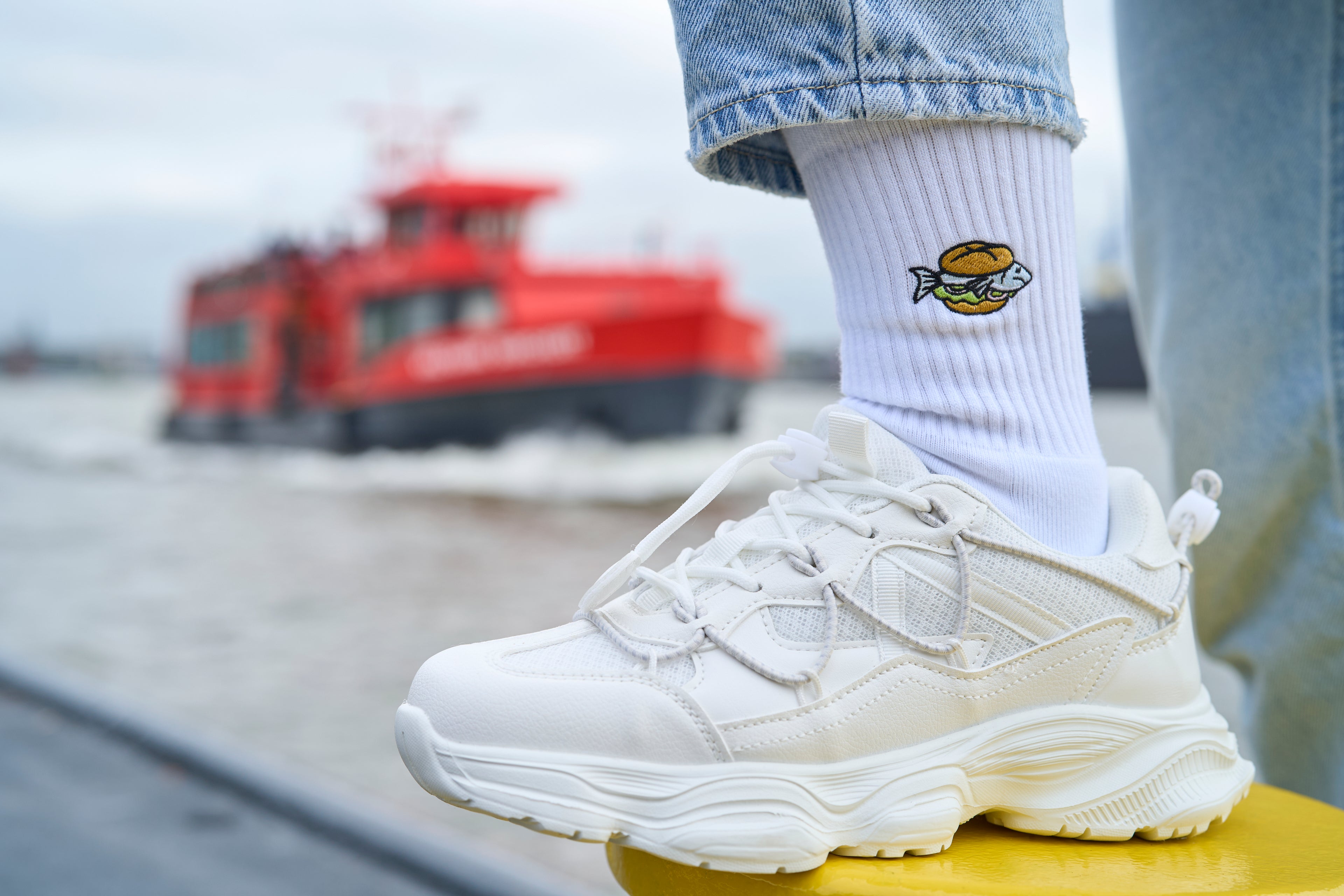 Quittje Socken mit Fischbrötchen-Stickerei – norddeutsches Design, fotografiert am Hamburger Hafen