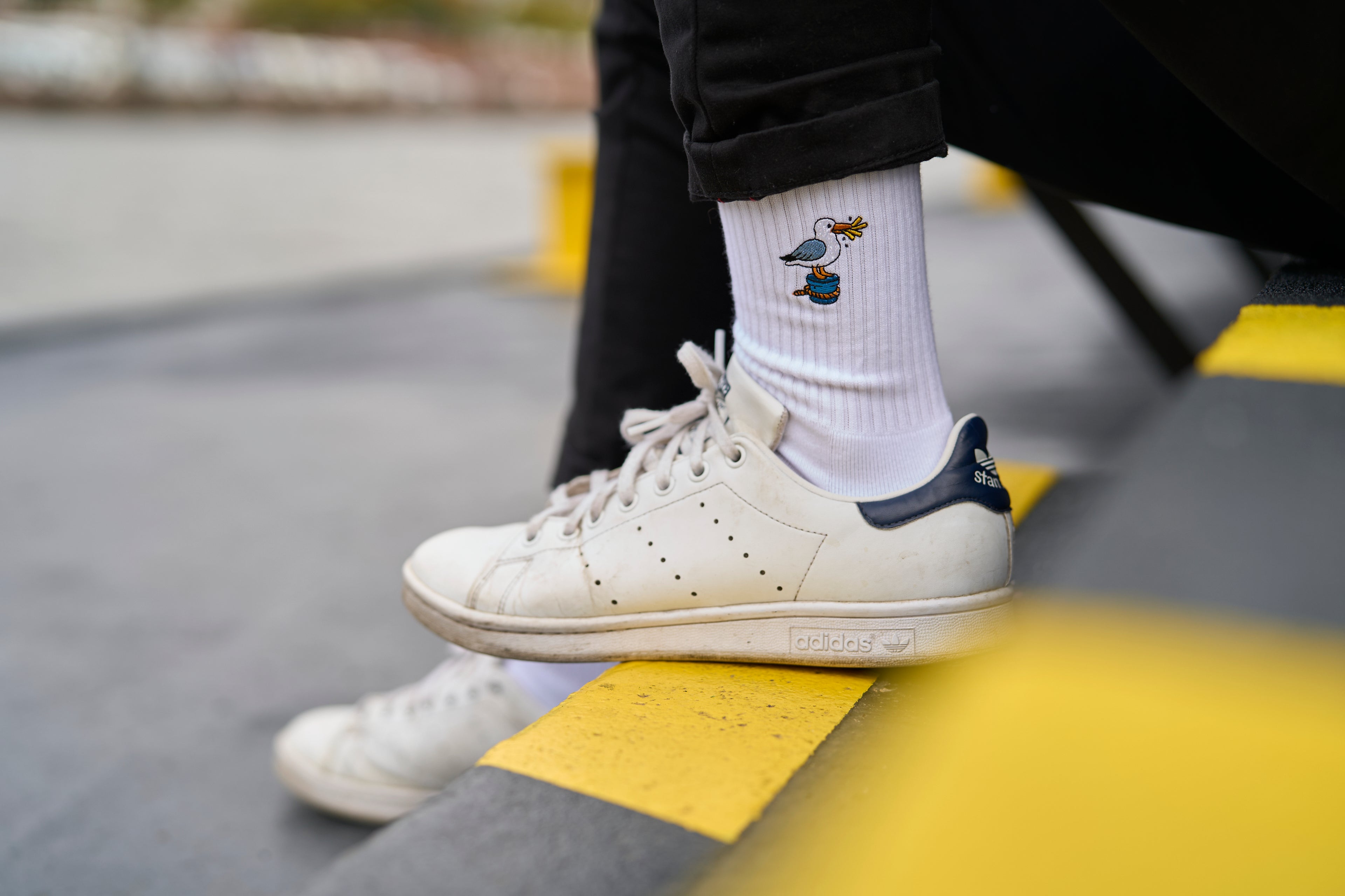 Quittje Socken mit Möwen-Stickerei – maritime Socke, fotografiert am Hamburger Hafen